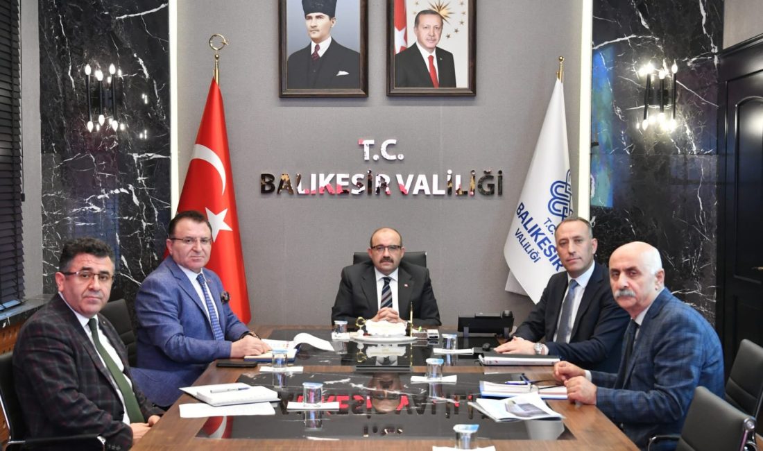 Vali Ustaoğlu, Balıkesir için yapılacak yatırımları değerlendirdi Balıkesir Valisi İsmail Ustaoğlu, kurum müdürleri ile bir araya gelerek