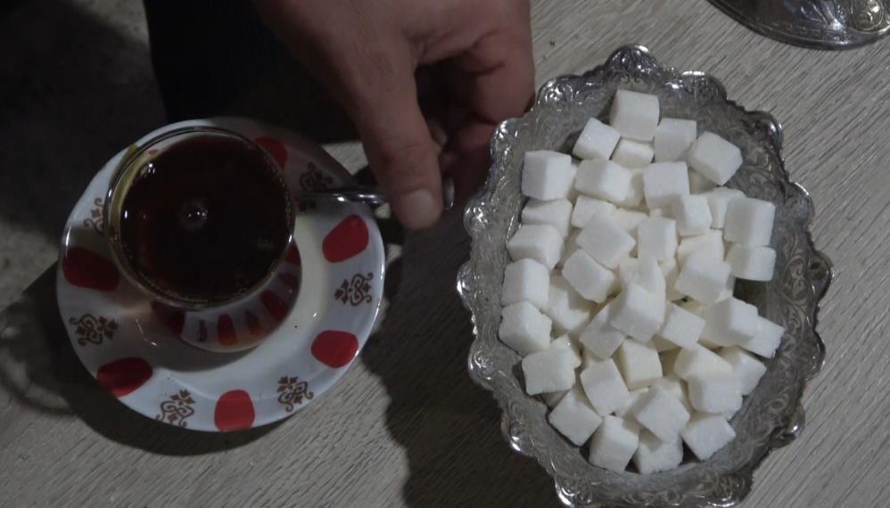 Kıtlama olarak içilen sıcak çaylar yemek borusu kanserini tetikliyor Doğu Anadolu Bölgesi’nde sık görülen yemek borusu kanserine kıtlama olarak
