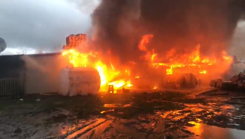 Kocaeli’nin Kartepe ilçesinde bulunan bir depo alev alev yanarken, siyah