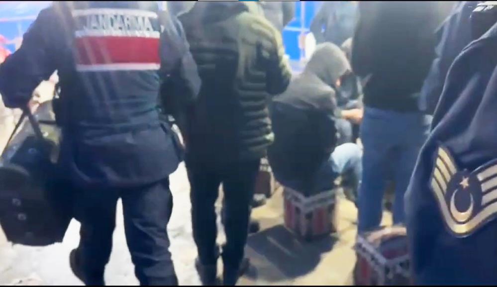 Kümes Hayvanlarını Koruma Derneğine ‘Horoz Dövüşü’ operasyonu Muğla’nın Menteşe ilçesinde jandarma ekipleri, horoz dövüşü yapıldığı tespit edilen