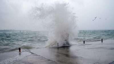 Balıkesir Valiliği, Kuzey Ege bölgesinde havada fırtına beklendiğini açıklayarak vatandaşları