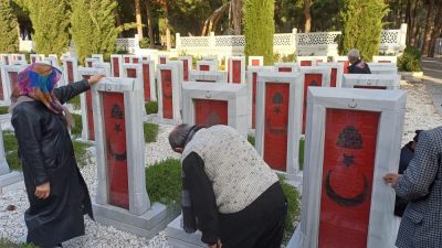 Balıkesir’in Sındırgı ilçesinde Muharip Gaziler Derneği üyesi gaziler, eşleri ile