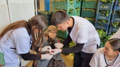 Savaştepe’deki liseli öğrenciler düzenledikleri etkinlik kapsamında pazarda vatandaşlara yardım ederek