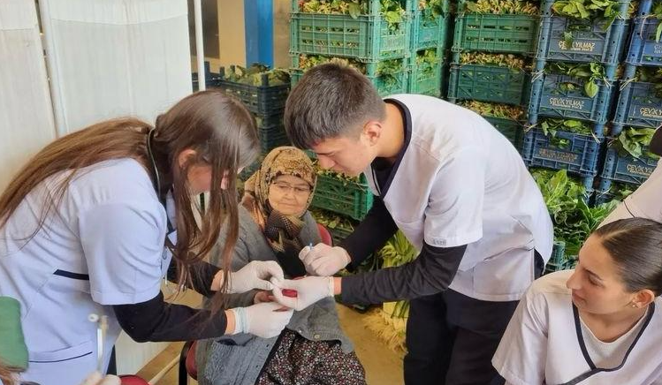 Savaştepe’deki liseli öğrenciler düzenledikleri etkinlik kapsamında pazarda vatandaşlara yardım ederek