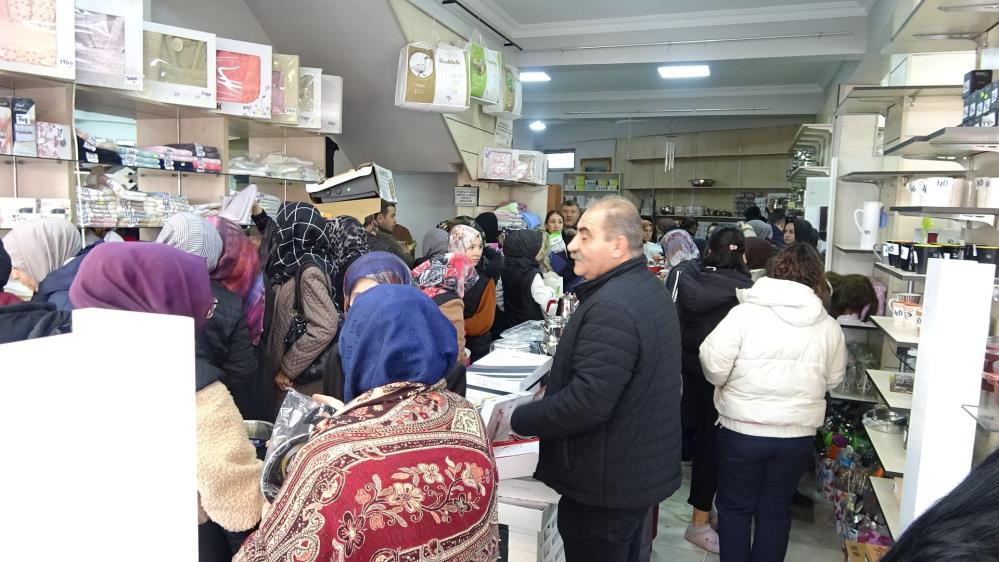 Kütahya’nın Tavşanlı ilçesinde ev eşyası satan mağaza, özel kampanya düzenleyince