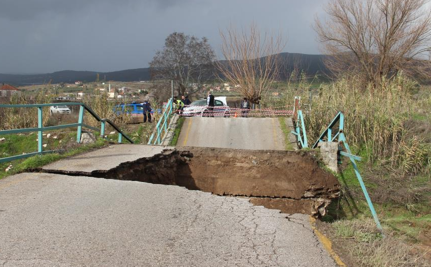 Manisa’da dün akşamdan itibaren etkili olan sağanak yağış derelerin debisinin