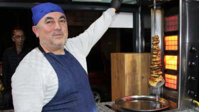 Antalya’nın Kumluca ilçesinde tavuk döner yapıp satan bir iş yeri,