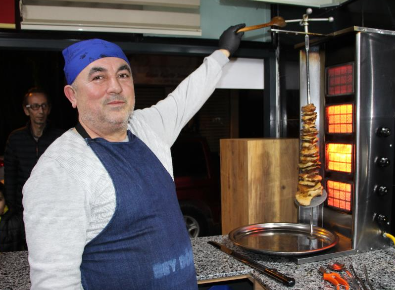 Antalya’nın Kumluca ilçesinde tavuk döner yapıp satan bir iş yeri,