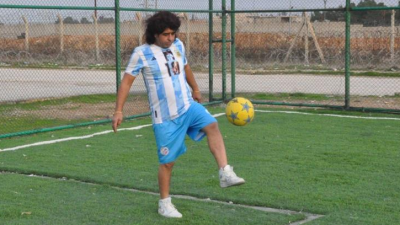 Şanlıurfa’nın Ceylanpınar ilçesinde yaşayan Menderes Akın, Arjantinli futbol efsanesi Diego