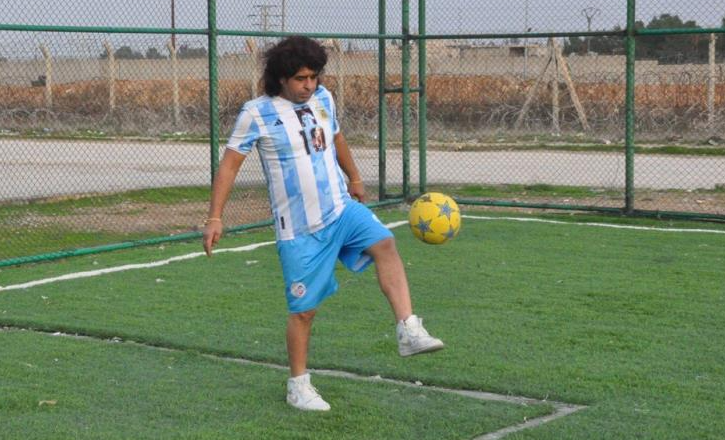 Şanlıurfa’nın Ceylanpınar ilçesinde yaşayan Menderes Akın, Arjantinli futbol efsanesi Diego
