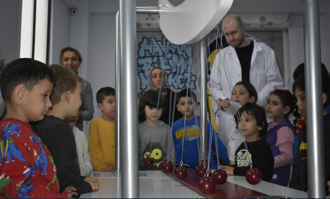 Minik öğrenciler “Bilim ve Teknoloji Merkezi”ni ziyaret etti Havran Bilim ve Teknoloji Merkezi, küçük misafirlerini ağırladı. Ziyarette öğrencilere