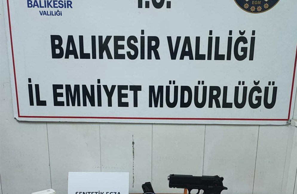 Motosikletli dur ihtarına uymayarak kaçmak istedi Balıkesir’de dur ihtarına uymayan 2 şahıstan ruhsatsız silah ve sentetik