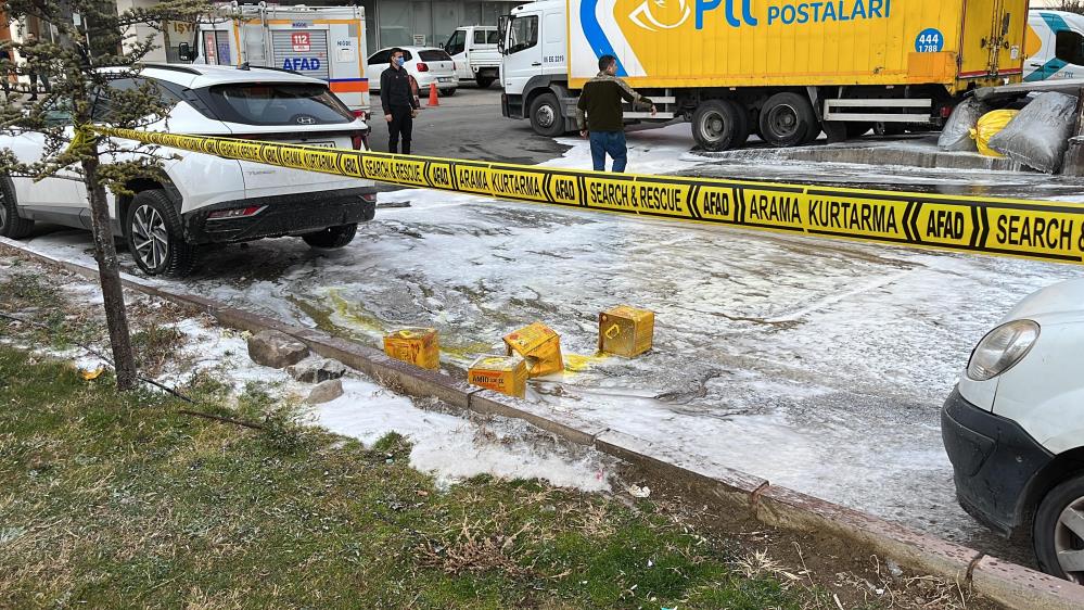Niğde PTT Kargo’da çalışan 4 personel, zehirlenme şüphesiyle hastaneye başvurdu.Olay,