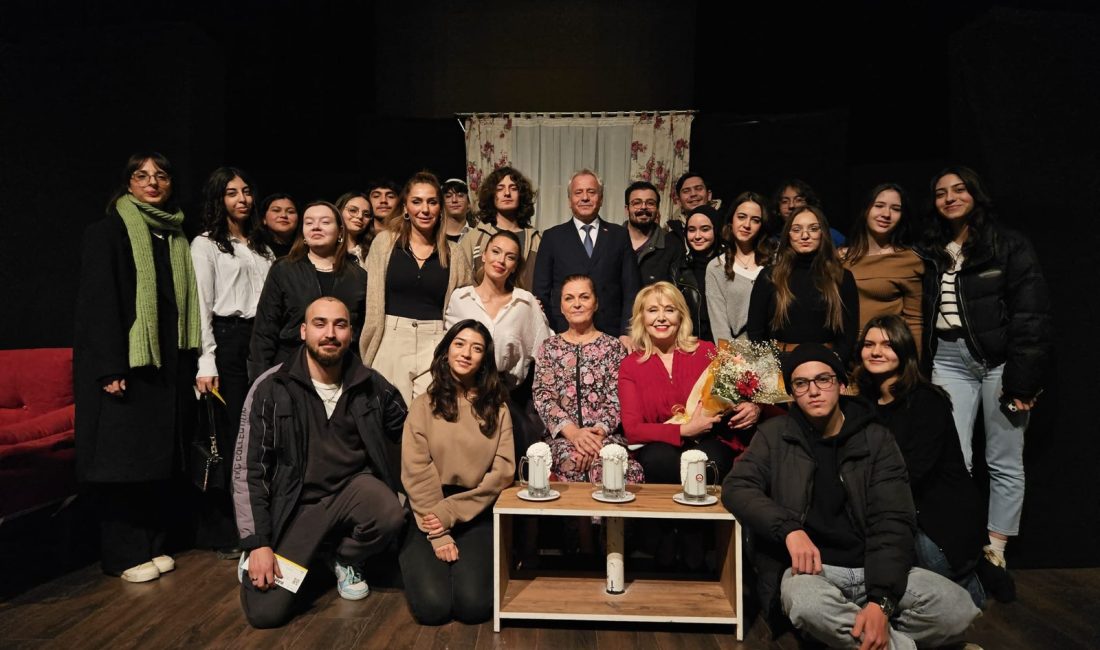 Ödüllü tiyatro oyunu Susurluk’ta sahnelendi Susurluk Belediye Başkanı Nurettin Güney, Susurluk’ta sahnelenen ödüllü Etekler ve