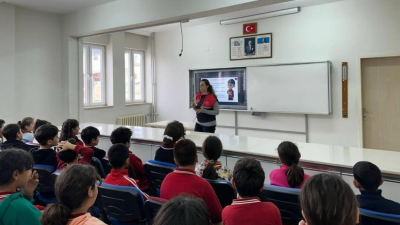 Mersin’de jandarma tarafından ortaokul öğrencilerine yönelik siber farkındalık eğitimi verildi.İl
