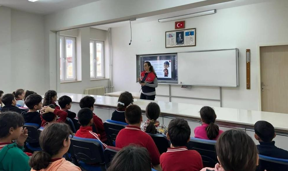 Mersin’de jandarma tarafından ortaokul öğrencilerine yönelik siber farkındalık eğitimi verildi.İl