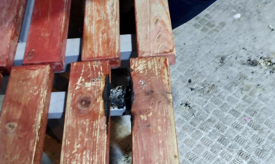 Bilecik Belediyesi, akıllı durağın içinde alkol kullanımı ve kamu malına