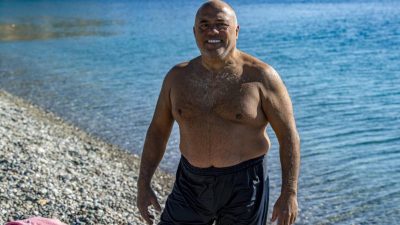 Antalya’da hava sıcaklığı 5 derece birden düşmesine rağmen sahillerinde kar