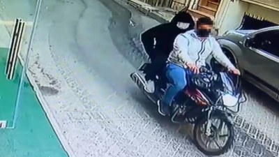 Beyoğlu’nda motosikletle gelen cerrahi maskeli iki saldırgan, hedef aldıkları bir