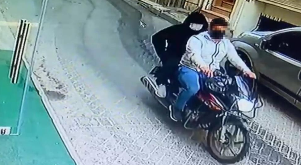 Beyoğlu’nda motosikletle gelen cerrahi maskeli iki saldırgan, hedef aldıkları bir