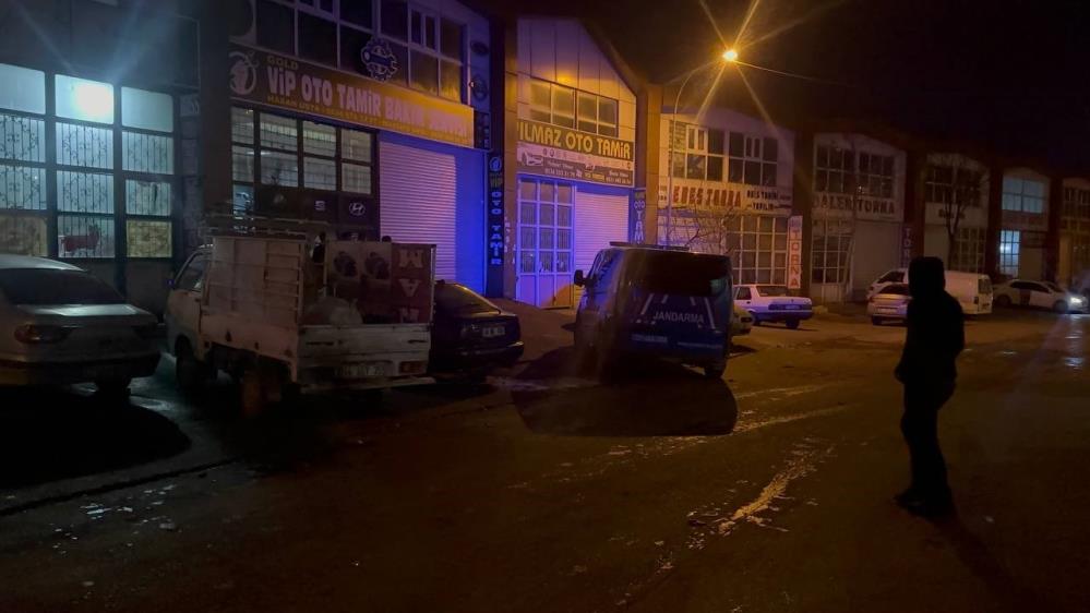 Oto sanayi esnafı ile müşteriler arasında silahlı kavga Gaziantep’te oto sanayi sitesinde esnaf ile müşteriler arasında çıkan bıçaklı
