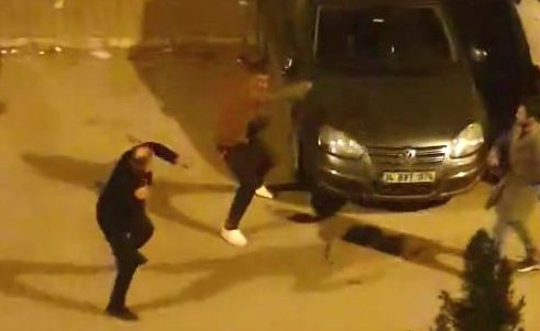 Antalya’da yılbaşı gecesi sokakta bir kişinin araçların aynasını ve sileceklerini
