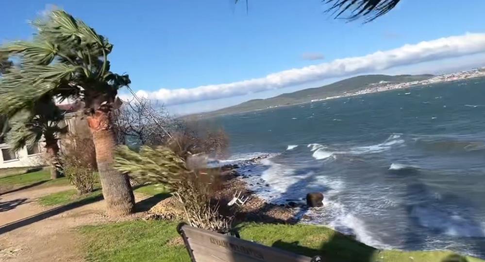 Balıkesir’in Ayvalık ilçesinde iki gündür etkili olan kuvvetli poyraz fırtınası