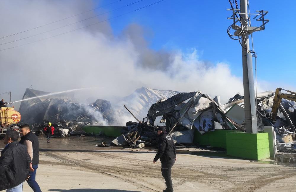 Paketleme tesisinde çıkan yangın kontrol altına alındı Mersin’in Tarsus ilçesinde bir narenciye paketleme tesisinde çıkan yangın 26