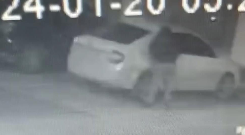 Şanlıurfa’nın Birecik ilçesinde polis memuruna ait araca zarar verip “Bu