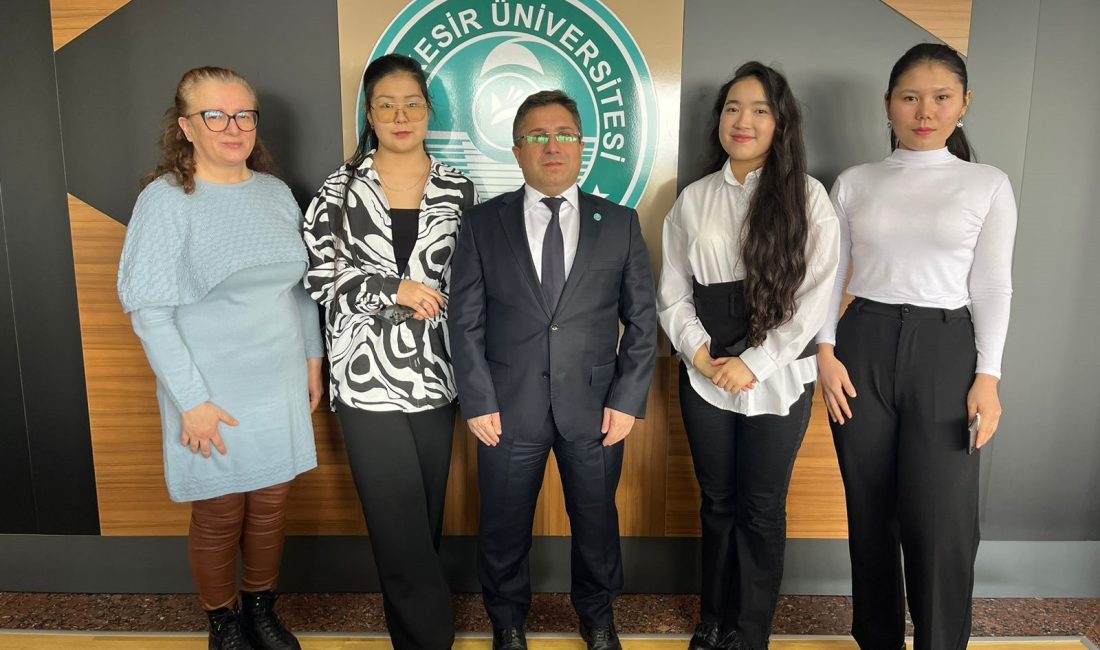BAÜN’de öğrenim gören Kazakistanlı öğrenciler, Rektör Prof. Dr. Yücel Oğurlu’yu