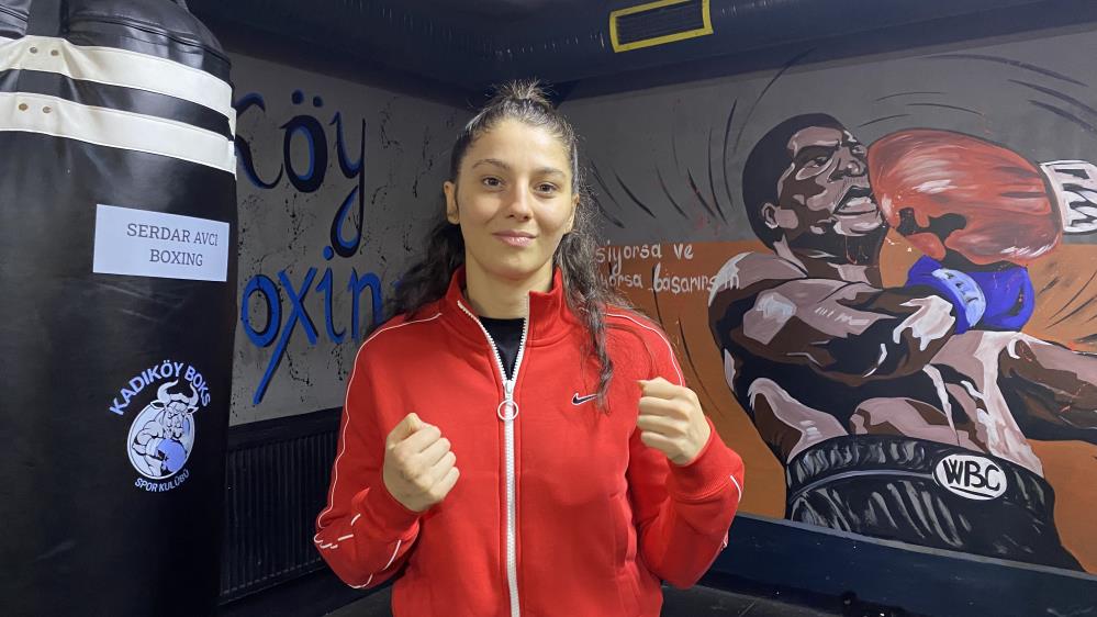Dünya Boks Konseyi (WBC) gümüş kemer sahibi Seren Ay Çetin,