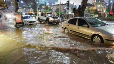 Edremit’te akşam saatlerinde sağanak yağış sonrasında cadde ve sokaklar dereye