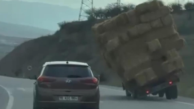 Gönen’de seyir halinde olan saman balyası yüklü kamyon devrildi. O