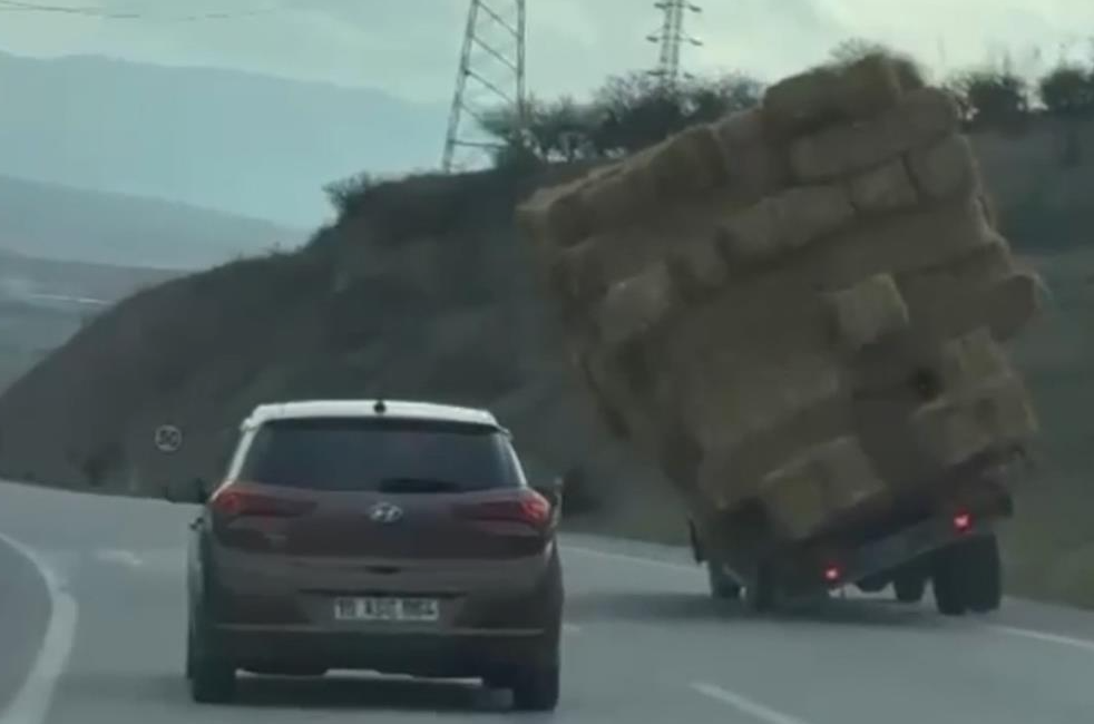 Gönen’de seyir halinde olan saman balyası yüklü kamyon devrildi. O
