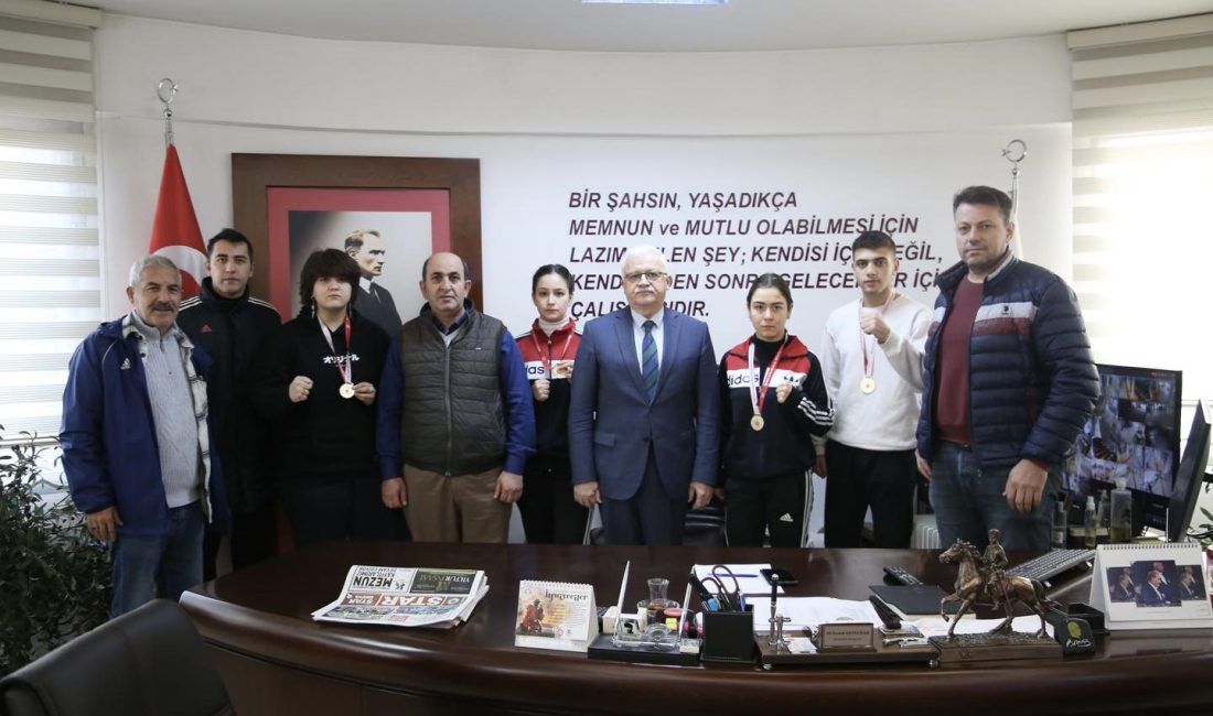 Burhaniye Boz Takımı sporcuları, Burhaniye Belediye Başkanı’nı İl Şampiyonası’nda kazandıkları
