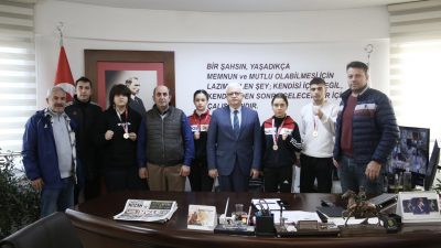 Burhaniye Boz Takımı sporcuları, Burhaniye Belediye Başkanı’nı İl Şampiyonası’nda kazandıkları