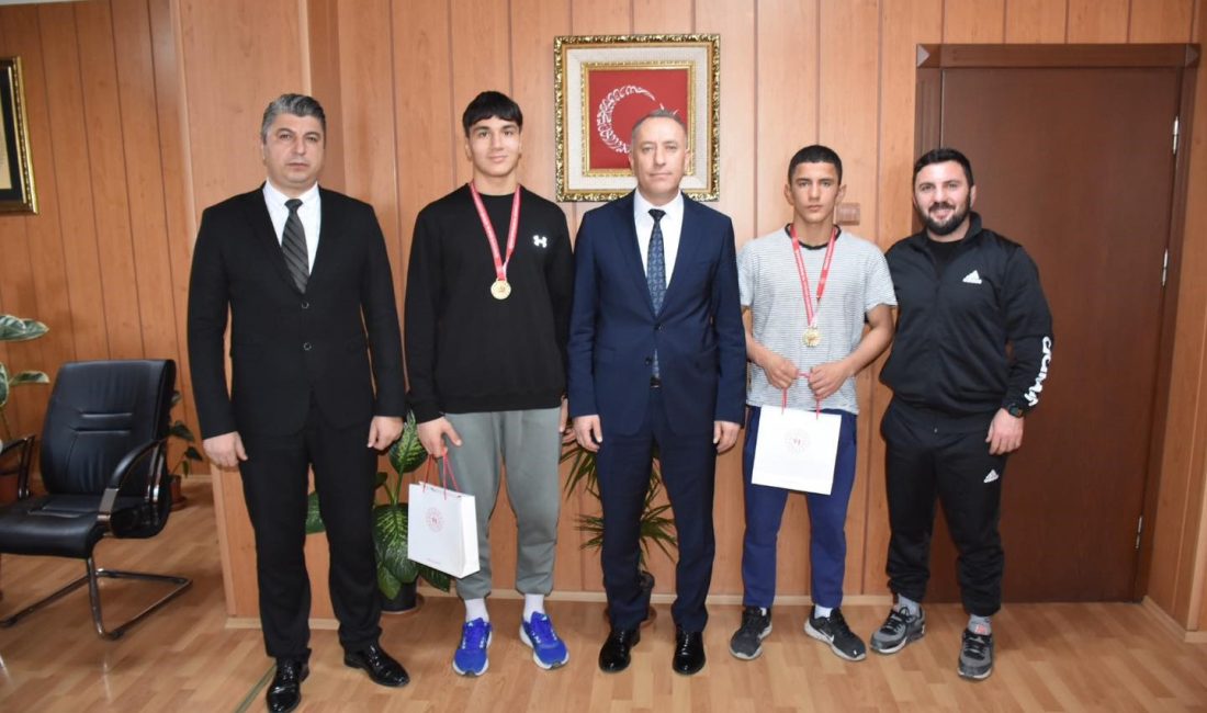Okul Sporları Türkiye Şampiyonası Güreş branşında şampiyon olan genç sporcular,
