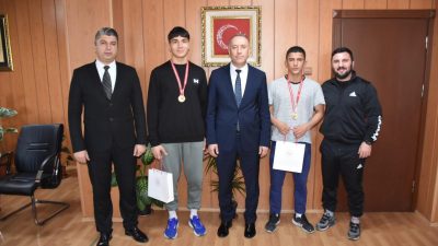Okul Sporları Türkiye Şampiyonası Güreş branşında şampiyon olan genç sporcular,