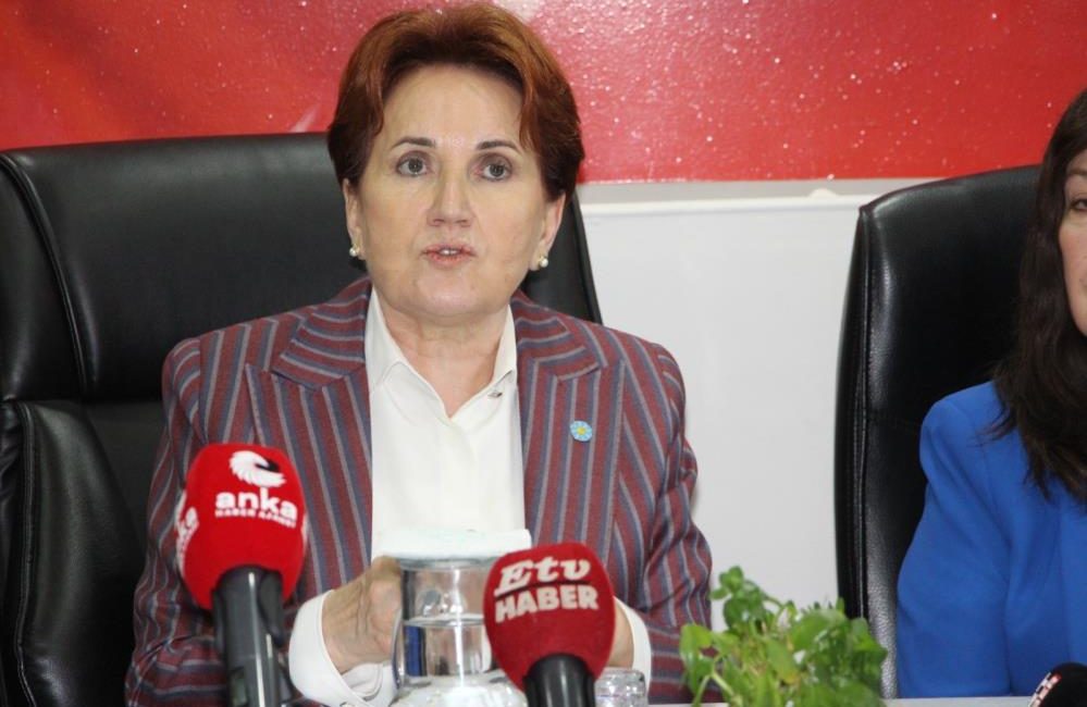 Akşener: “Seçimlere iyi ki de hür ve müstakil olarak bu seçime giriyoruz” Partisinin Manisa İl Başkanlığında açıklamalarda bulunan İYİ Parti Genel Başkanı