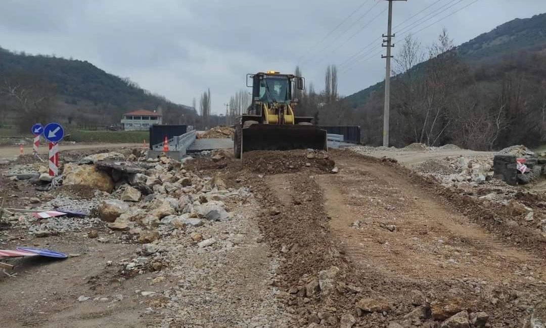 Sındırgı Belediyesi’den sürücülere köprü uyarısı Sındırgı’da yapılan köprü ayakları doldurma çalışması kapsamında araç sürücüleri yol