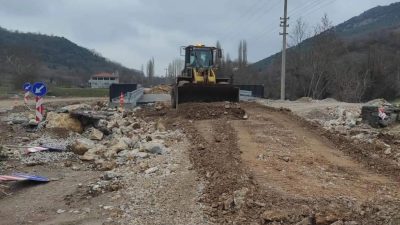 Sındırgı’da yapılan köprü ayakları doldurma çalışması kapsamında araç sürücüleri yol