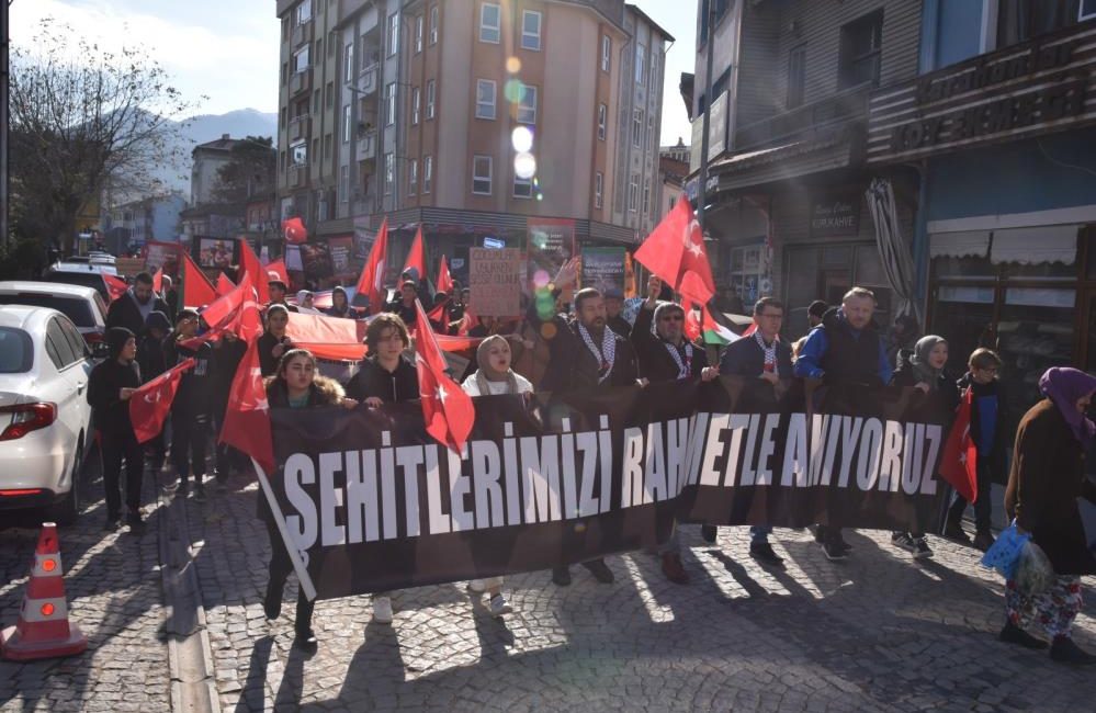 Sındırgı’da Şehitlere Saygı ve Gazze İçin acil ateşkes yürüyüşü gerçekleştirildi Şehit olan askerler ve Filistin’de acil ateşkes için çok sayıda
