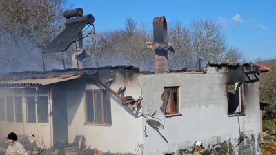 Sındırgı Küçükbükü kırsal mahallesinde elektrik kontağından çıkan yangında bir ev