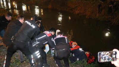 Sakarya’da şehir merkezinden geçen Çark Deresi’nde dün akşam saatlerinde hareketli