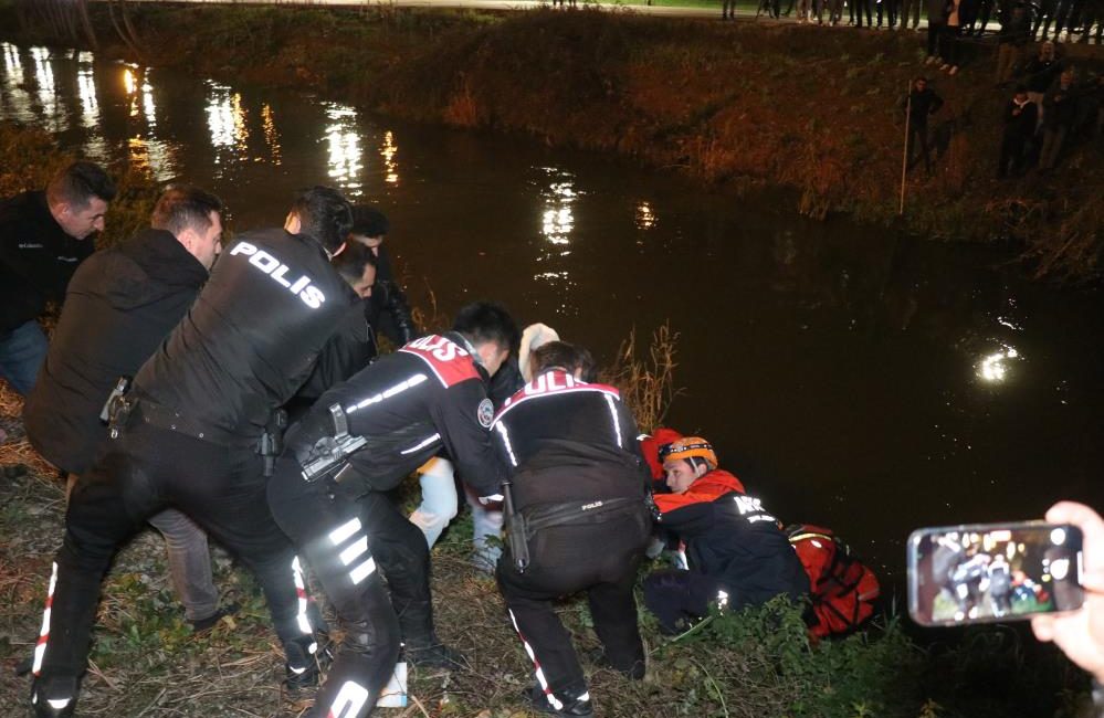 Sakarya’da şehir merkezinden geçen Çark Deresi’nde dün akşam saatlerinde hareketli