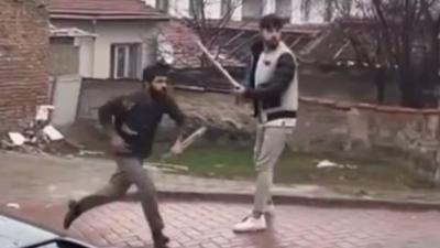 Eskişehir’de yabancı uyruklu şahısların sokak ortasındaki taşlı sopalı kavgası, cep