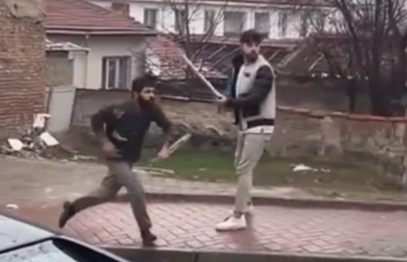 Eskişehir’de yabancı uyruklu şahısların sokak ortasındaki taşlı sopalı kavgası, cep