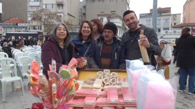Burhaniye’de, seyyar satıcılık yapan Ahmet Emrah, sahnede söylediği türkülerle büyük