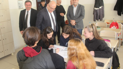 Susurluk Kaymakamı Muammer Köken, Susurluk Anadolu Lisesi’ni ziyaret ederek öğretmen