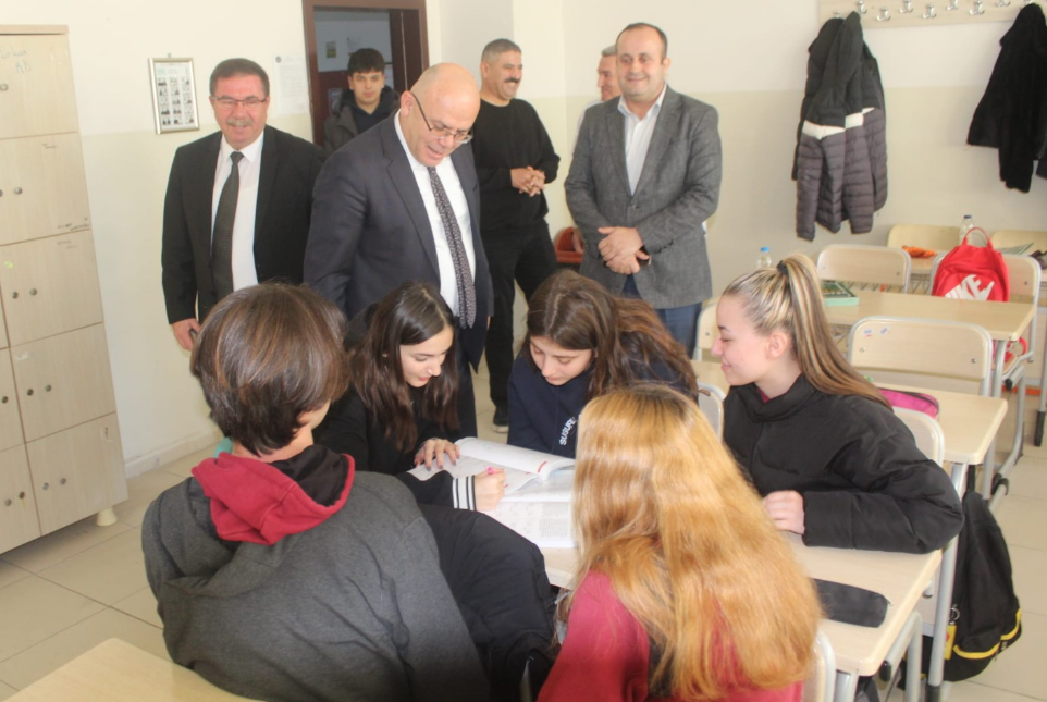 Susurluk Kaymakamı öğretmenleri dinledi Susurluk Kaymakamı Muammer Köken, Susurluk Anadolu Lisesi’ni ziyaret ederek öğretmen